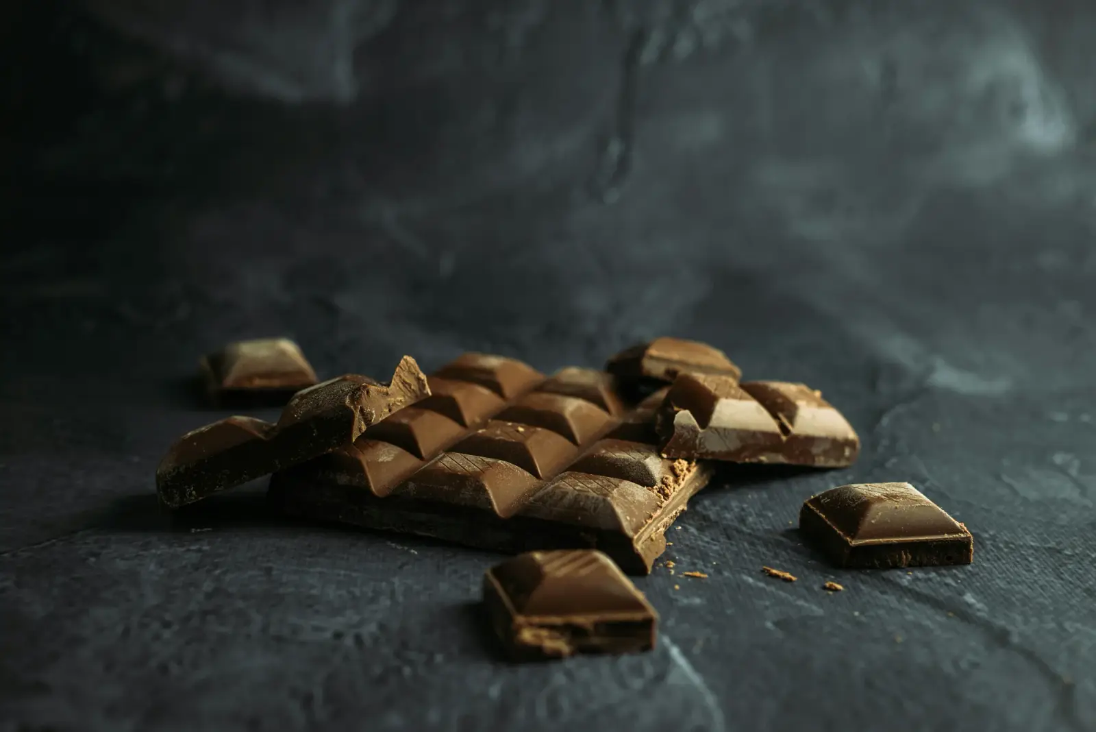 Mørk sjokolade med tydelig tekstur